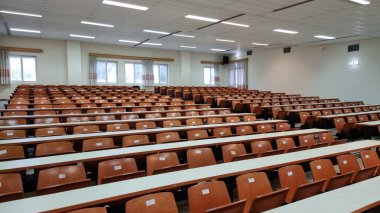 amfitiyatro üniversitesi boş sandalyeler arka plan ışıkları öğleden sonra