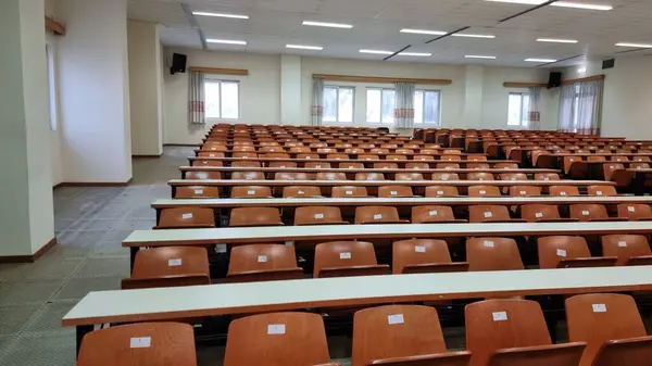 Anfiteatro Universidade Vazio Cadeiras Mesas Fundo Altura Luzes Tarde — Fotografia de Stock