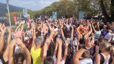 İoannina City Yunanistan 'da göl kenarında koşmadan önce koşucular ellerini kaldırsın 