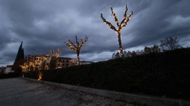 Ioannina 'da kış mevsiminde yağmurlu günlerde sokak manzarası Yunanistan