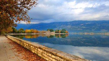 Ioannina 'da kış mevsiminde yağmurlu günlerde sokak manzarası Yunanistan