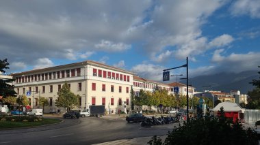 Ioannina 'da kış mevsiminde yağmurlu günlerde sokak manzarası Yunanistan