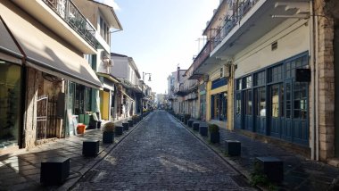 Ioannina 'da kış mevsiminde yağmurlu günlerde sokak manzarası Yunanistan