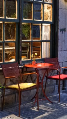 Ioannina 'da kış mevsiminde yağmurlu günlerde sokak manzarası Yunanistan
