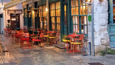 Ioannina 'da kış mevsiminde yağmurlu günlerde sokak manzarası Yunanistan