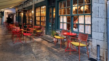 Ioannina 'da kış mevsiminde yağmurlu günlerde sokak manzarası Yunanistan