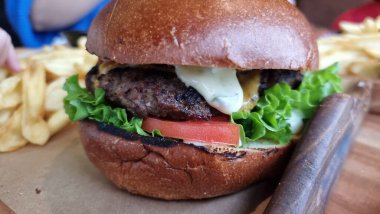 Hamburger, patates, pita sosu Yunan yemeği. 