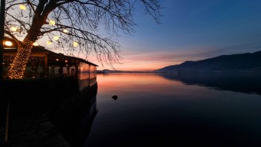 Yunan Xmas sezonunda kış günbatımında göl kenarında ioannina