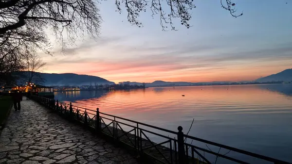 Yunan Xmas sezonunda kış günbatımında göl kenarında ioannina