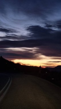 Yol gezisi, gün doğumu, sabah renkleri araba, gökyüzü, arka plan, trikala, Yunan renkleri.