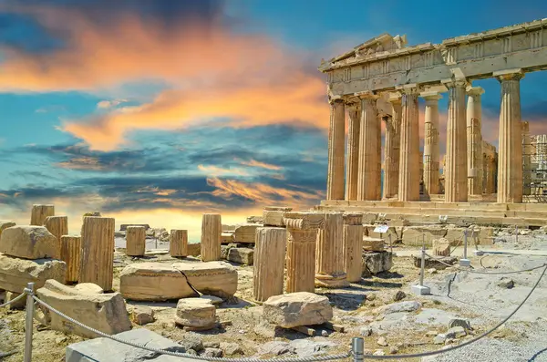 Partenon Atina Yunan akropolü güneşli bir günde klasik tahterevallide