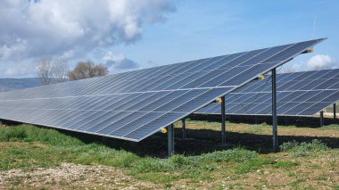 Fotovoltaik park panelleri enerji elektriği güneşli gün yeşil çayır