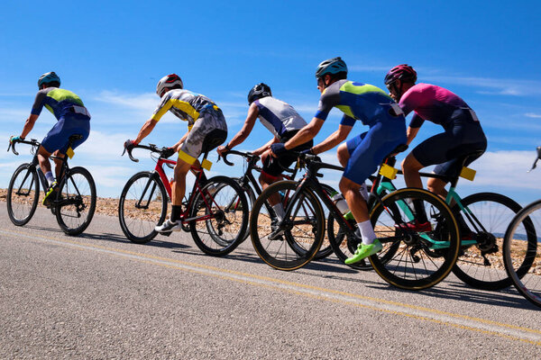 велосипедисты гоняются в гору на соревнованиях горных атлетов Янина Греция