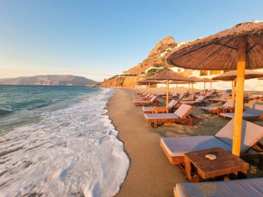 Skiros ya da Skyros Yunan adası Chora şehir manzarası Yunanistan 'daki sahil molos turizm merkezinden
