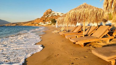 Skiros ya da Skyros Yunan adası Chora şehir manzarası Yunanistan 'daki sahil molos turizm merkezinden