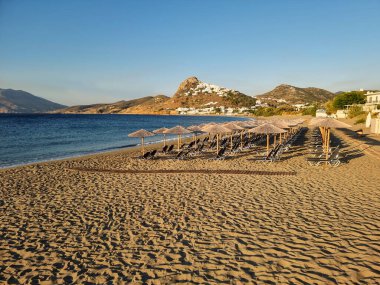 Skiros ya da Skyros Yunan adası Chora şehir manzarası Yunanistan 'daki sahil molos turizm merkezinden