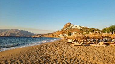 Skiros ya da Skyros Yunan adası Chora şehir manzarası Yunanistan 'daki sahil molos turizm merkezinden