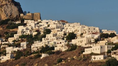 Skiros ya da Skyros Yunan adası Chora şehir manzarası Yunanistan 'daki sahil molos turizm merkezinden