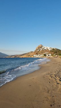 Skiros ya da Skyros Yunan adası Chora şehir manzarası Yunanistan 'daki sahil molos turizm merkezinden