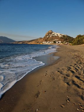 Skiros ya da Skyros Yunan adası Chora şehir manzarası Yunanistan 'daki sahil molos turizm merkezinden