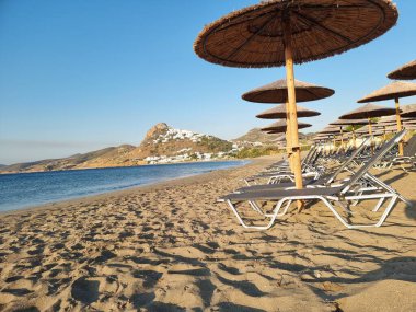 Skiros ya da Skyros Yunan adası Chora şehir manzarası Yunanistan 'daki sahil molos turizm merkezinden