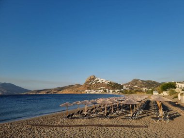 Skiros ya da Skyros Yunan adası Chora şehir manzarası Yunanistan 'daki sahil molos turizm merkezinden