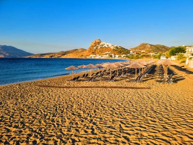 Skiros ya da Skyros Yunan adası Chora şehir manzarası Yunanistan 'daki sahil molos turizm merkezinden