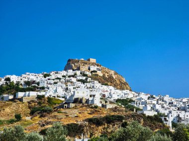 Skiros ya da Skyros yaz mevsiminde Yunanistan 'ın batı yakasından tepenin üstünde yer alan Iisland Chora şehri.