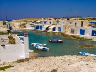 Yunan Milos Adası Deniz Dalgaları Köyünün geleneksel renkleri