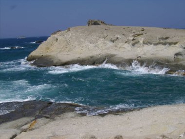 Yunan Milos Adası Deniz Dalgaları Köyünün geleneksel renkleri
