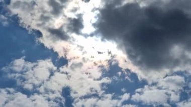 Bulutlar katmanlar halinde mavi yaz gökyüzü hava durumu video klip Yunanistan güneşi