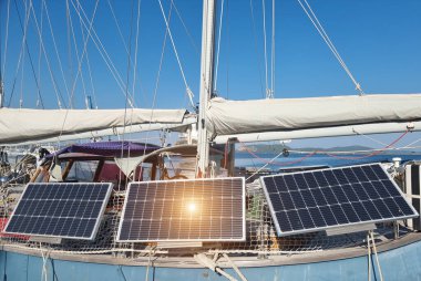 Güneş panelleri ve yelkenli teknedeki güneş enerjisi deniz gücü maviliği sürdürülebilir.