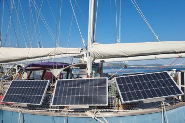 Yelkenli teknedeki güneş panelleri elektrik enerjisi denizi mavi güneş değişmezdir.