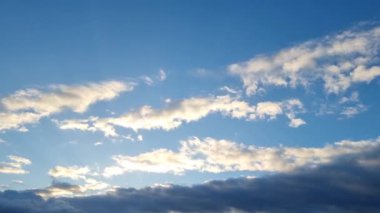 Katmanlar halinde hareket eden bulutlar mavi yaz gökyüzü hava durumu zaman çizelgesi Yunanistan