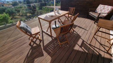 Masa sandalyeleri ahşap balkonda. Yaz tatili için turistik bir yer.