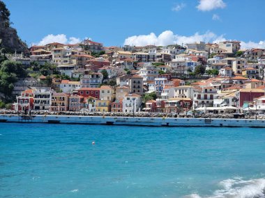 Parga Yunan yazlık turizm merkezleri baharda deniz limanı plajı renkleri