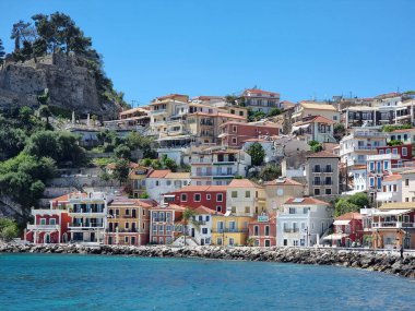 Parga Yunan yazlık turizm merkezleri baharda deniz limanı plajı renkleri