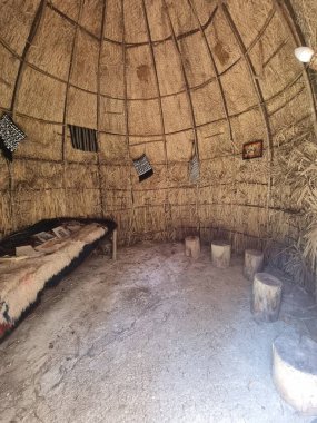 Ioannina 'nın kulübelerinden hediye olarak verilen saman kulübeleri. Greee' deki eski koyun bakıcıları yerleşimleri.