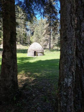 İoannina gifrokampos bölgesinde kulübeler, samandan yapılmış koyun bakıcıları göçebelerden yapılmış, Yunanca Sarakatsani deniyor.