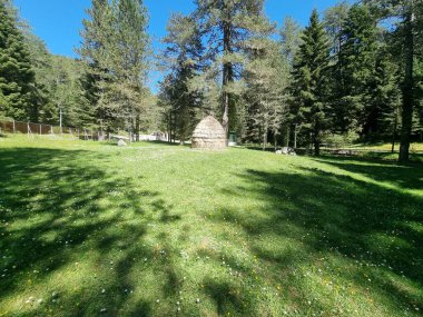Ioannina 'nın kulübelerinden hediye olarak verilen saman kulübeleri. Greee' deki eski koyun bakıcıları yerleşimleri.
