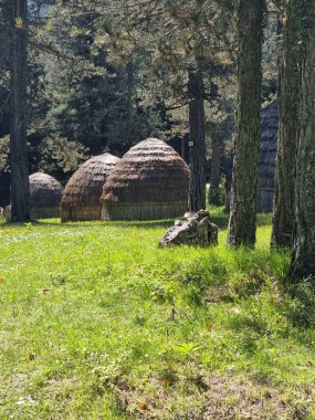 Ioannina 'nın kulübelerinden hediye olarak verilen saman kulübeleri. Greee' deki eski koyun bakıcıları yerleşimleri.
