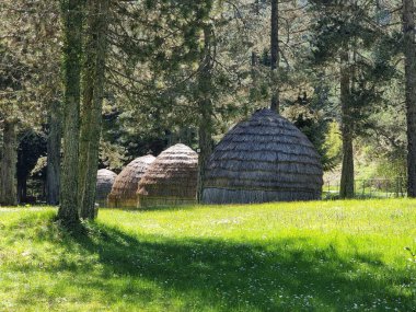 Ioannina 'nın kulübelerinden hediye olarak verilen saman kulübeleri. Greee' deki eski koyun bakıcıları yerleşimleri.