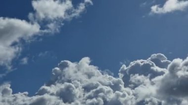 Pamuk bulutları bahar mevsiminde kümelenmiş zaman dilimi