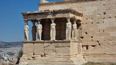 Akropolis 'te güneşli bahar gününde Karyatidler Atina Akropolü' nde