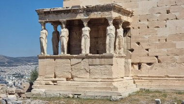 Akropolis 'te güneşli bahar gününde Karyatidler Atina Akropolü' nde