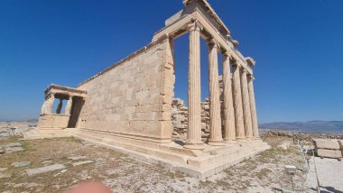 Akropolis 'te güneşli bahar gününde Karyatidler Atina Akropolü' nde