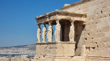 Akropolis 'te güneşli bahar gününde Karyatidler Atina Akropolü' nde