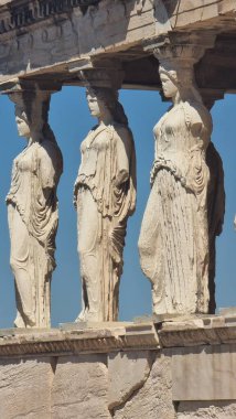 Akropolis 'te güneşli bahar gününde Karyatidler Atina Akropolü' nde