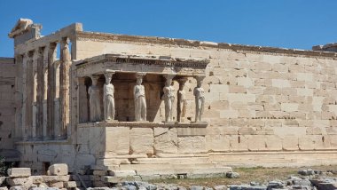 Akropolis 'te güneşli bahar gününde Karyatidler Atina Akropolü' nde