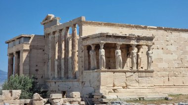Akropolis 'te güneşli bahar gününde Karyatidler Atina Akropolü' nde
